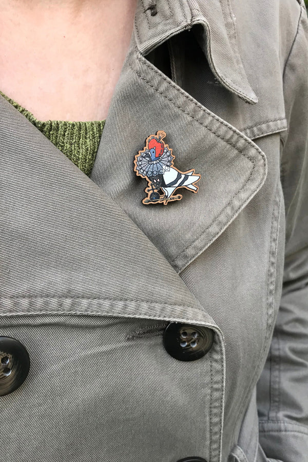 Elizabeth 1  Pigeon Coosplay pin badge